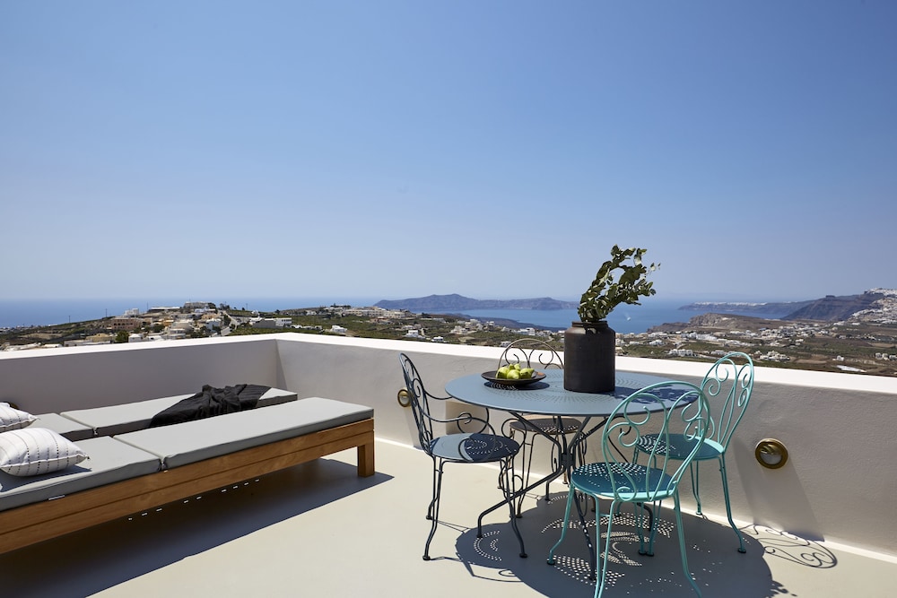 White And Co. La Torre Suites 24/50
