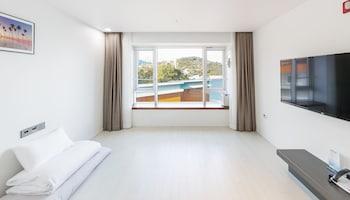 Ondol, Art, Standard, Partial Ocean View, Pool Access