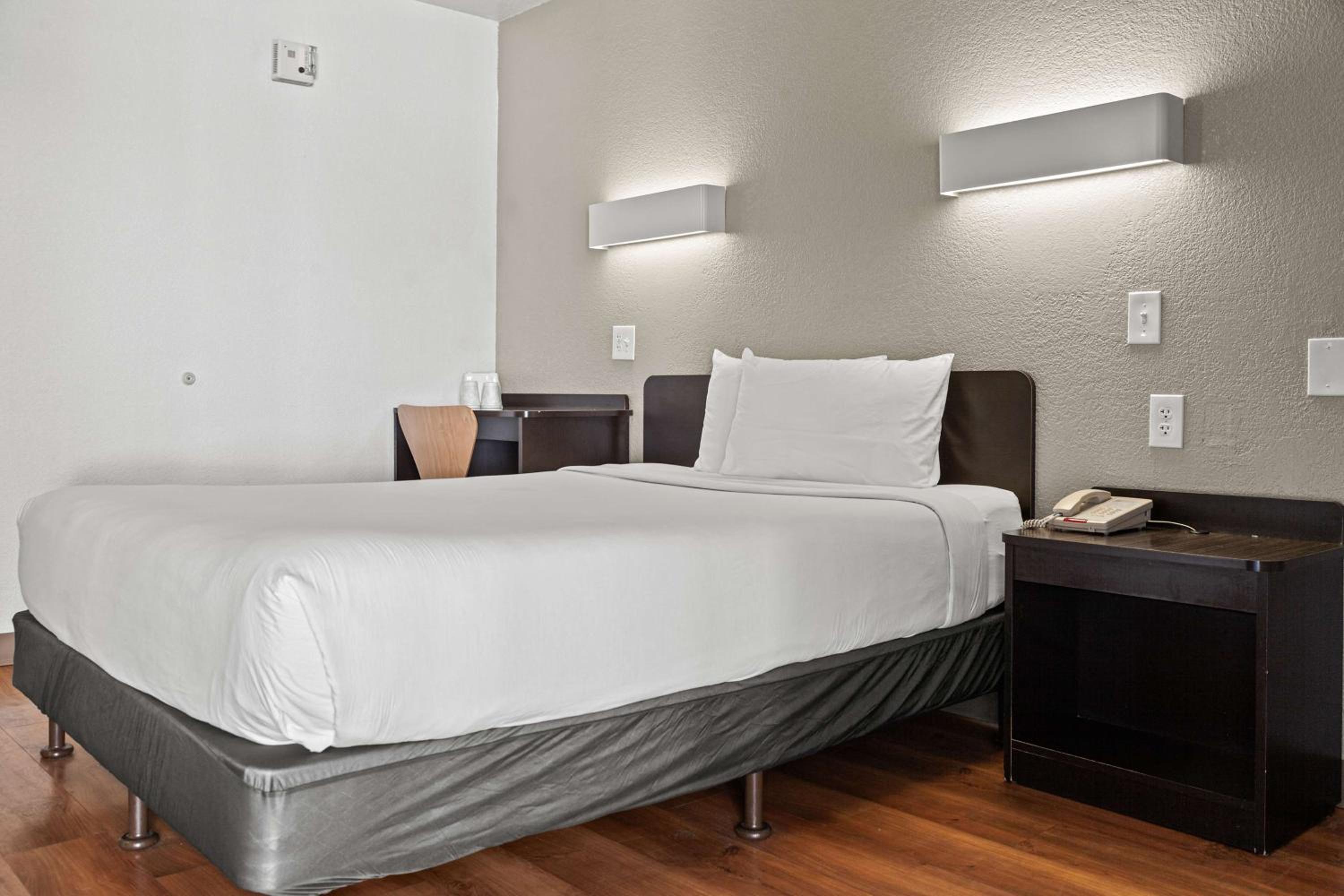 Room, Queen Bed, Accessible, Motel6 San Luis Obispo, CA - South 3/10