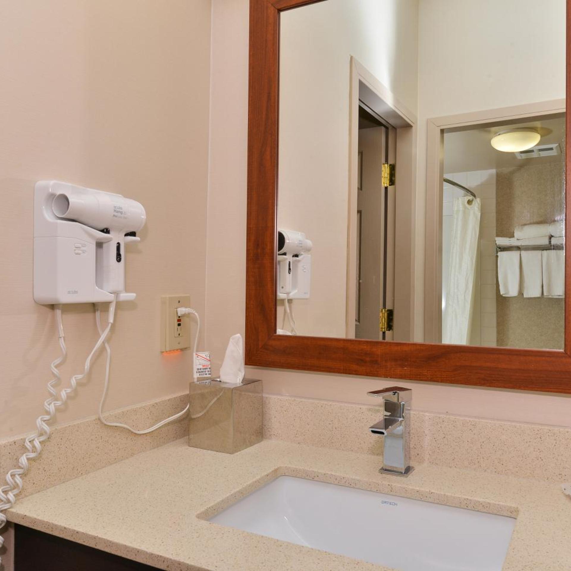 Basement, King Bed, 2 Queen Beds، Comfort Inn & Suites Calgary Airport - South 6/6