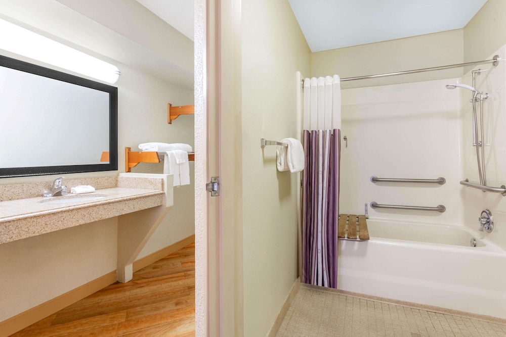 La Quinta Inn & Suites by Wyndham Chicago Tinley Park 13/47