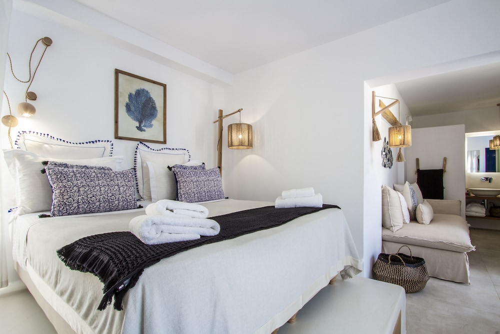 DELUXE, SUITE, QUEEN BED, SOFA