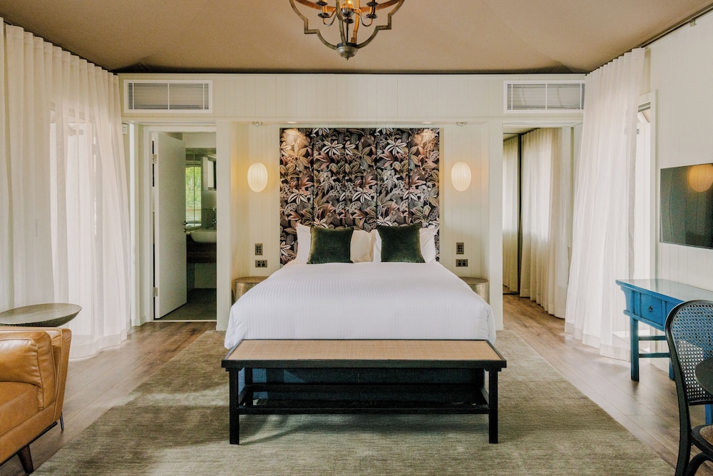 Canopy, Queen Bed, Lake Side