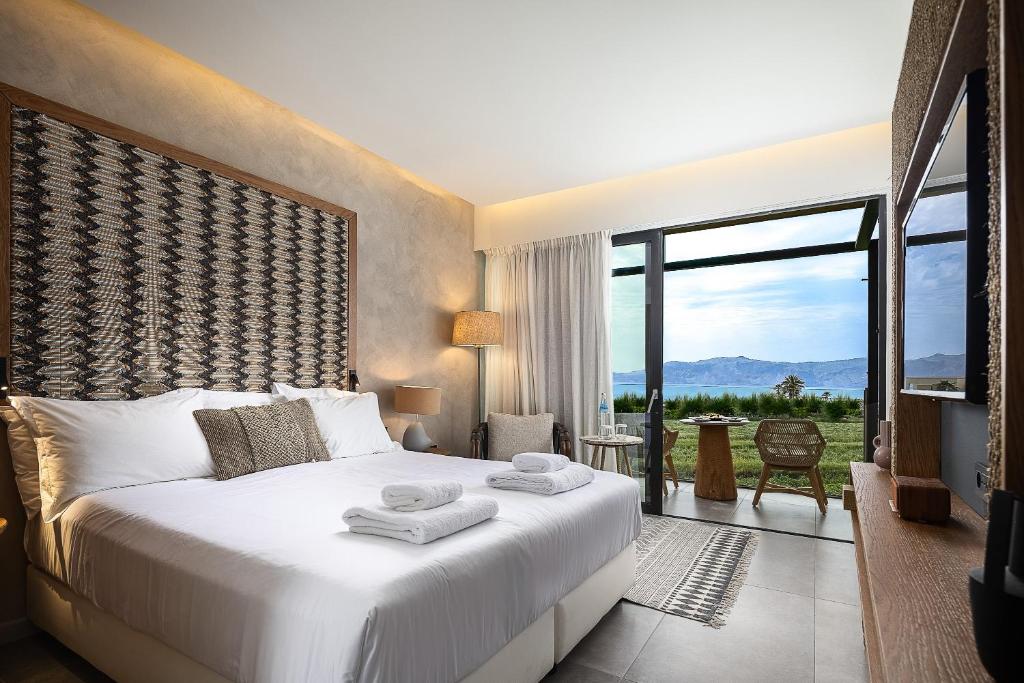 Essential, Queen Bed, Sea View, Balcony