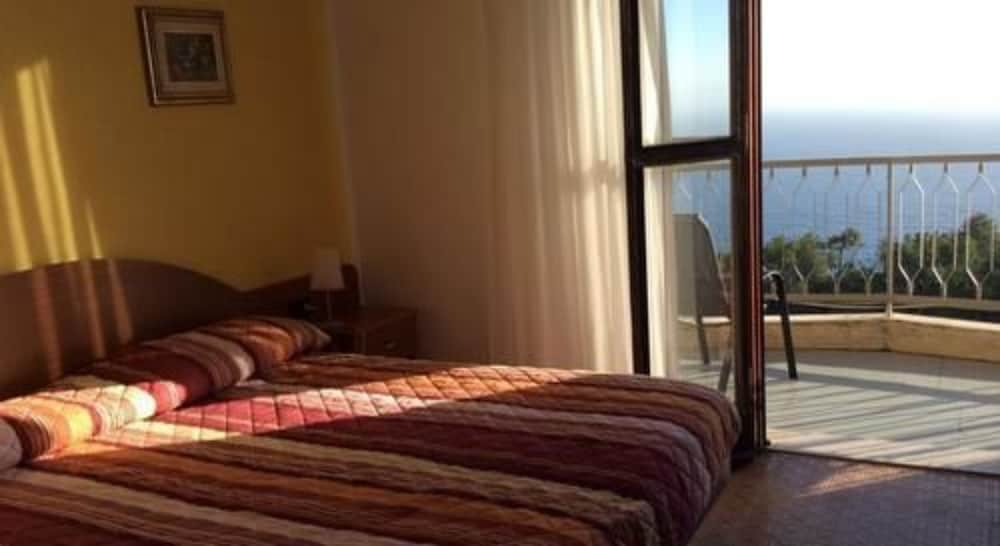 BASIC, DOUBLE BED, SEA VIEW