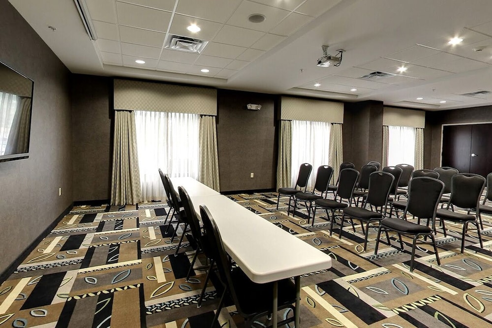 Holiday Inn Express Hotel And Suites Cleveland Northwest 52/61