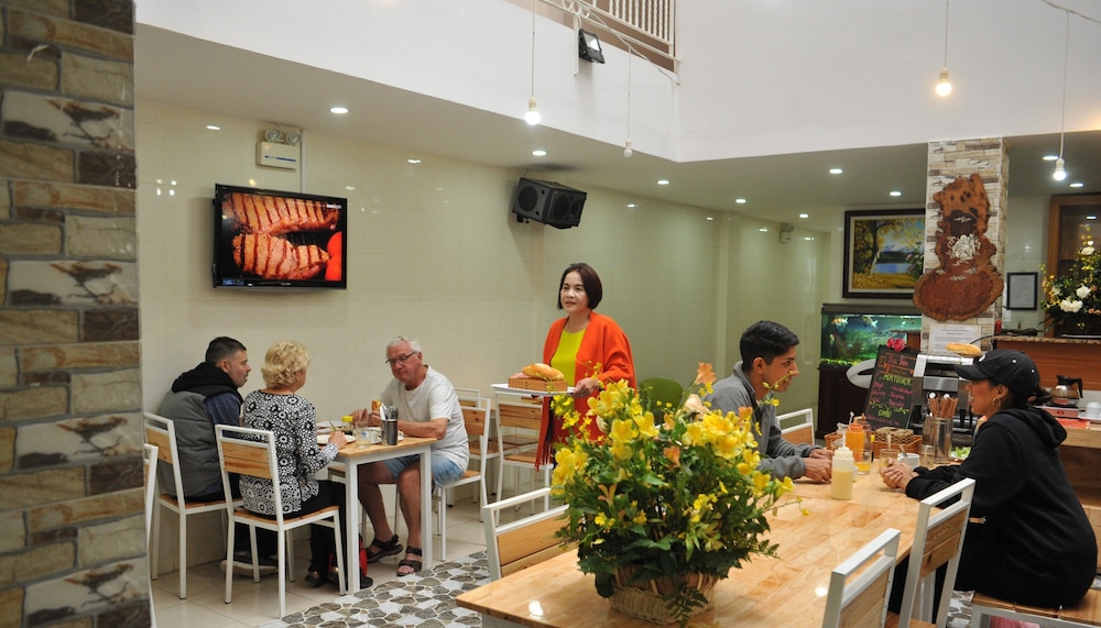 Golden Bee Hotel 47/59