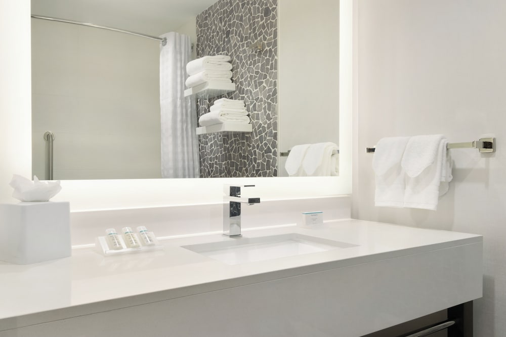 BUSINESS, 2 QUEEN BEDS