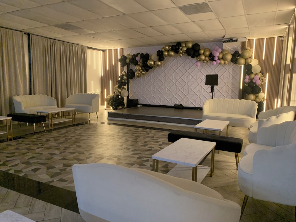 R Nite Star Inn & Suite 39/65