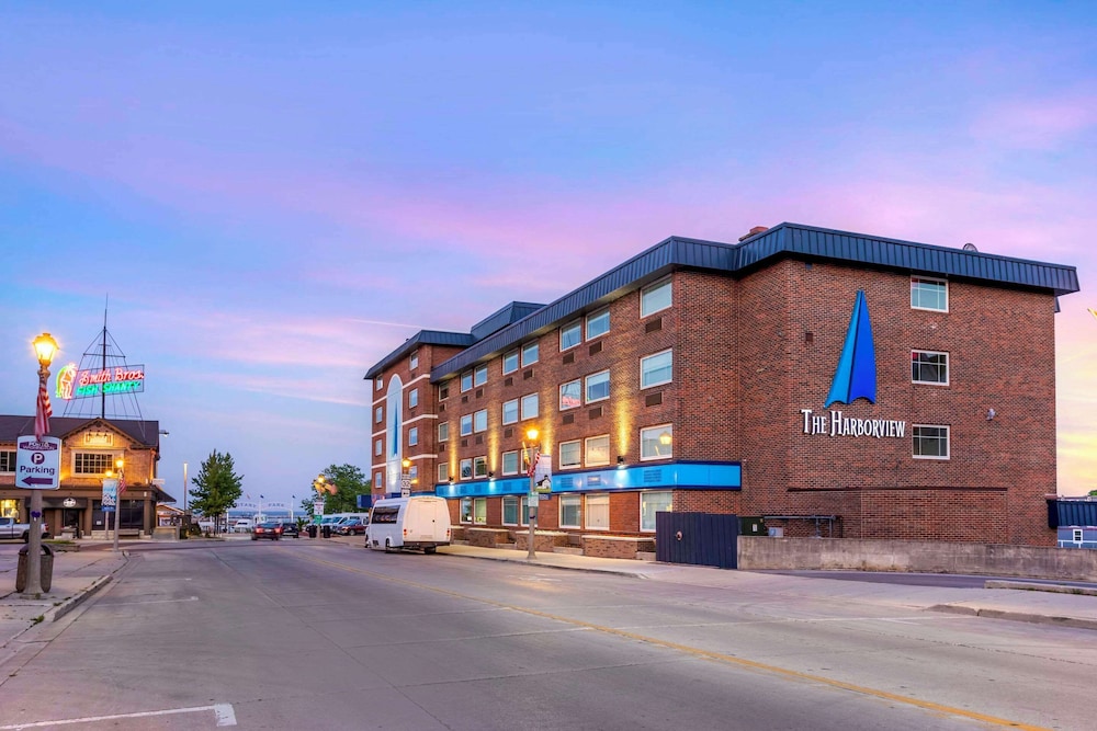 The Harborview, Ascend Hotel Collection 5/58