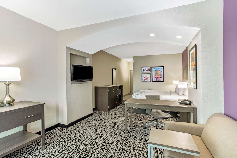 La Quinta Inn Suites Hillsboro 16/46