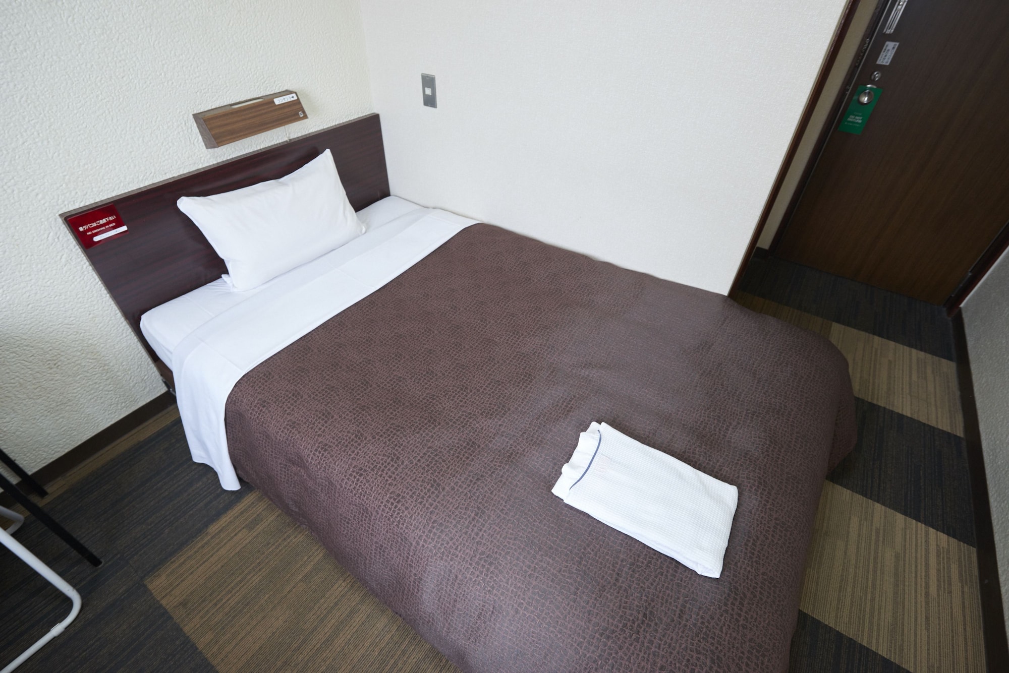 SEMI ROOM, SEMI DOUBLE BED