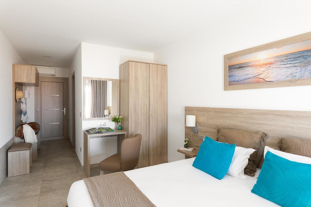 Marina Di Lava Hotel 20/60