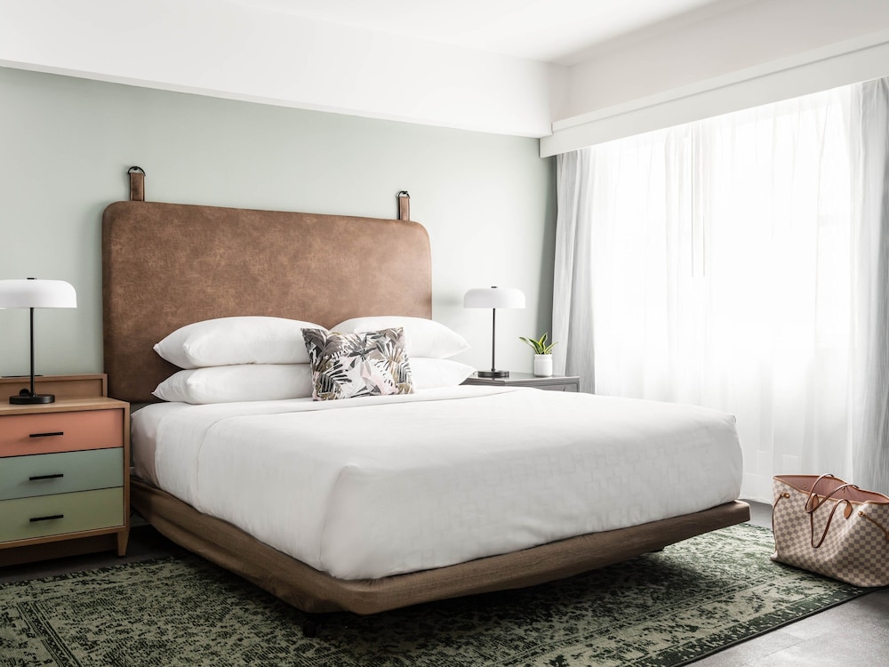 Suite, King Bed, Balcony