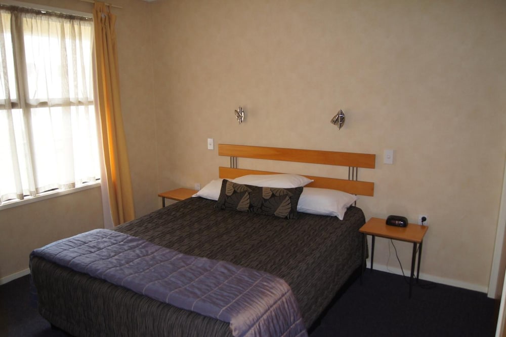 Victoria Court Motor Lodge 11/60