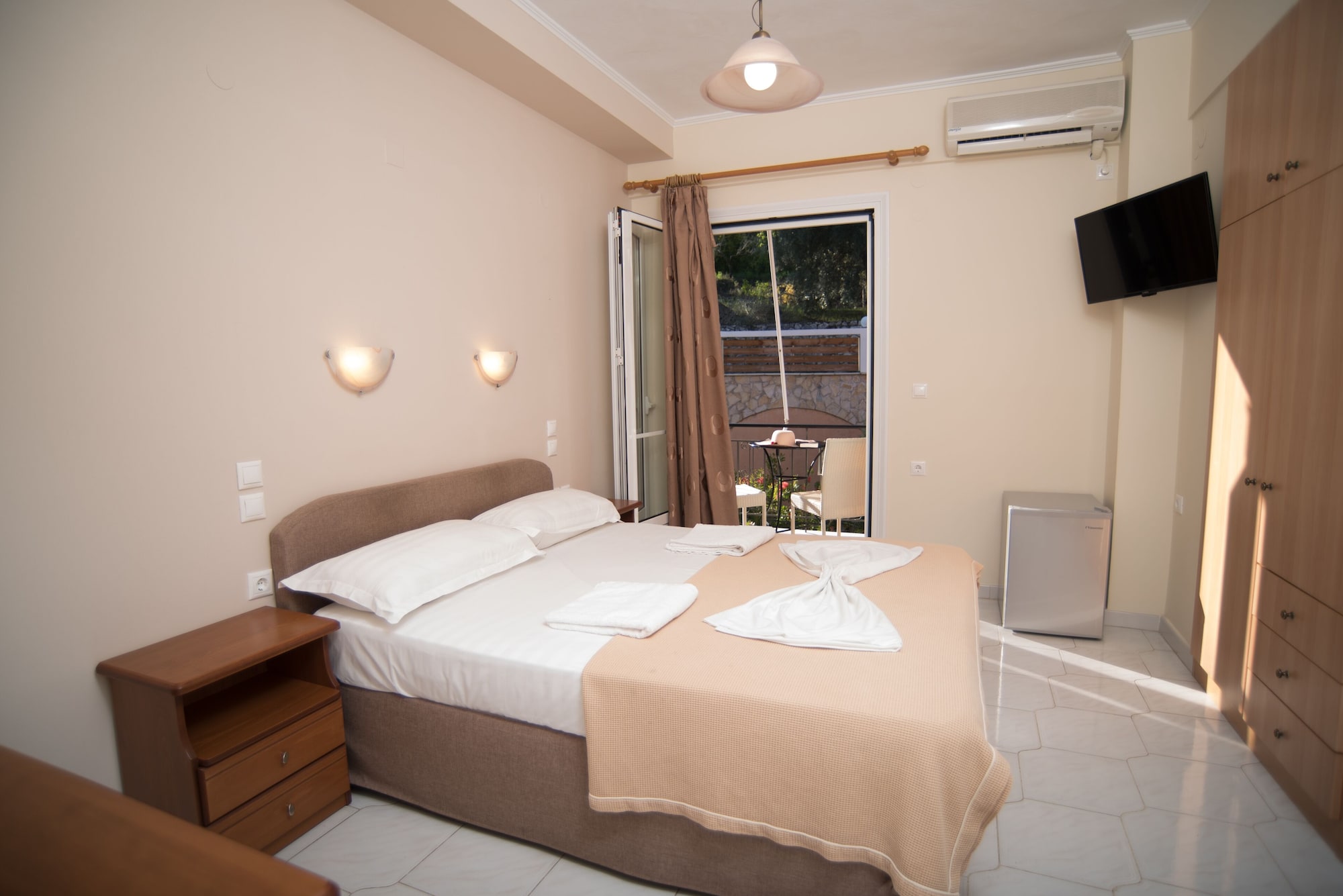 ROOM, DOUBLE BED, WITH EXTRA BED, MOUNTAIN VIEW