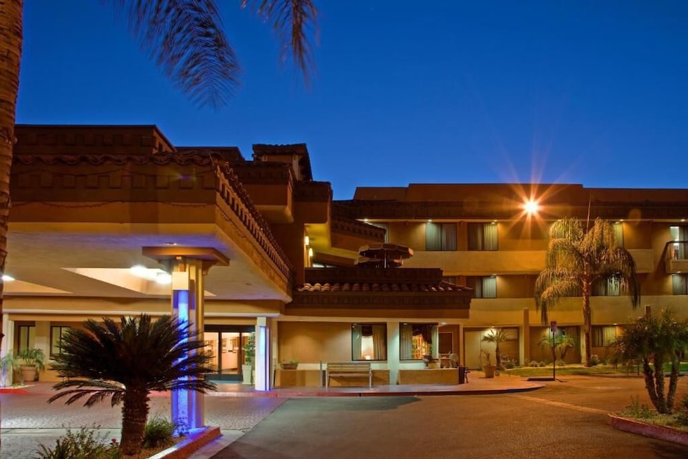 Hotel XOLA, Trademark Collection by Wyndham 5/50