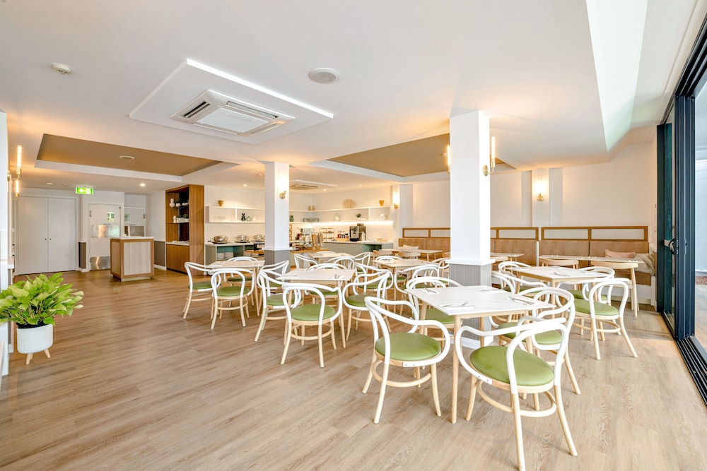 Mercure Cairns 52/64