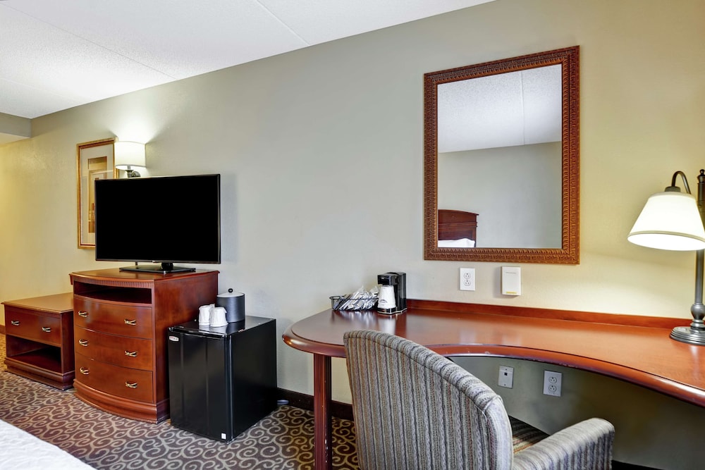 Hampton Inn & Suites Fredericksburg-at Celebrate Virginia 32/39