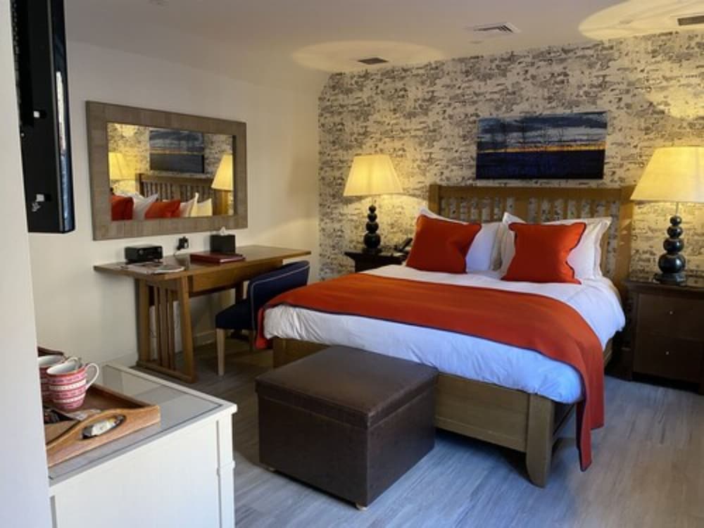 Comfy, King Bed, Queen Bed