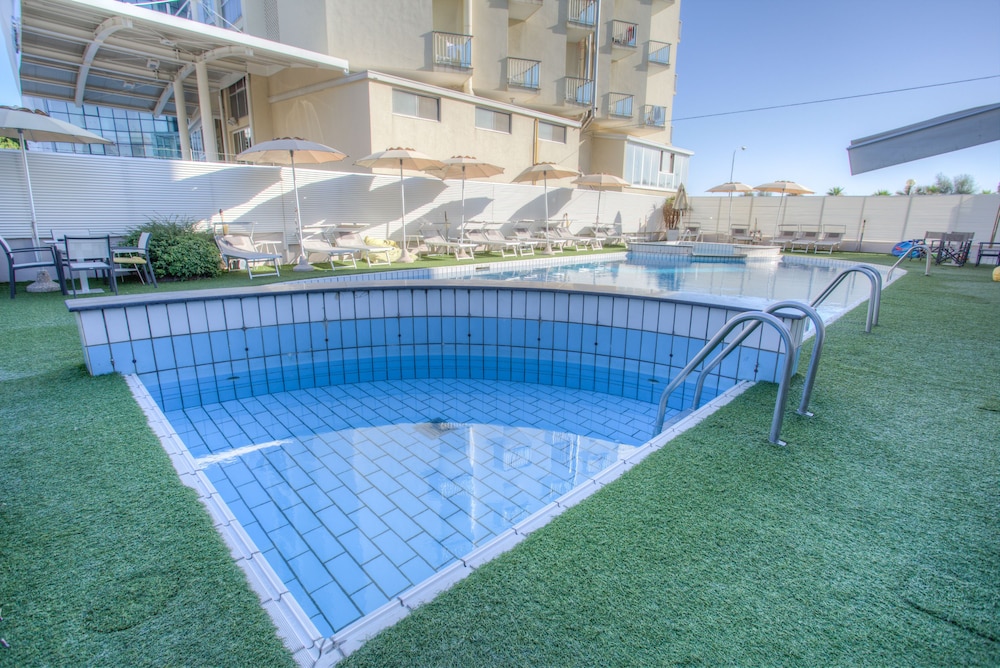 Ferretti Beach Hotel 3/65