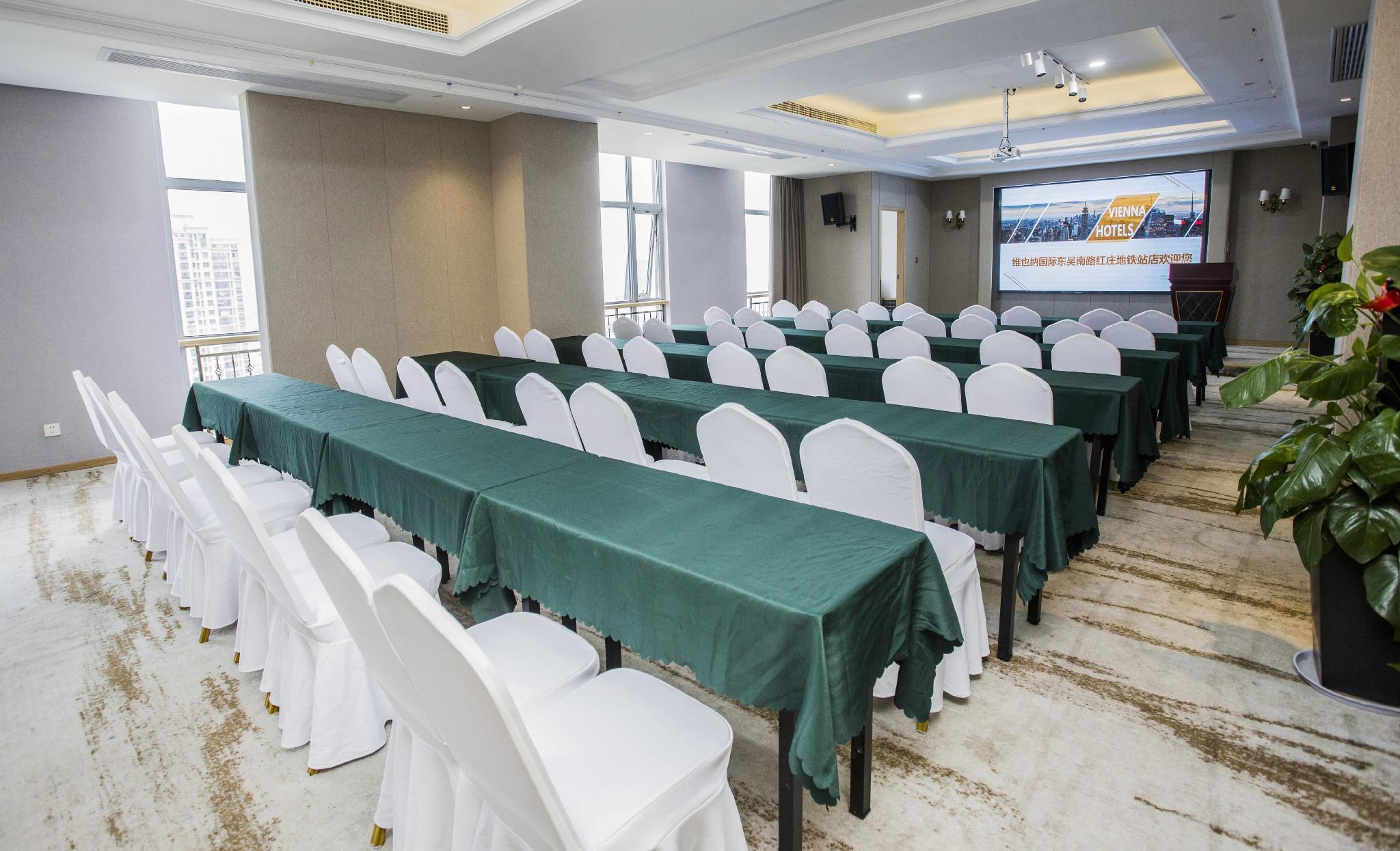 Vienna International Hotel (Dongwu South Road Hongzhuang Metro Station) 22/24