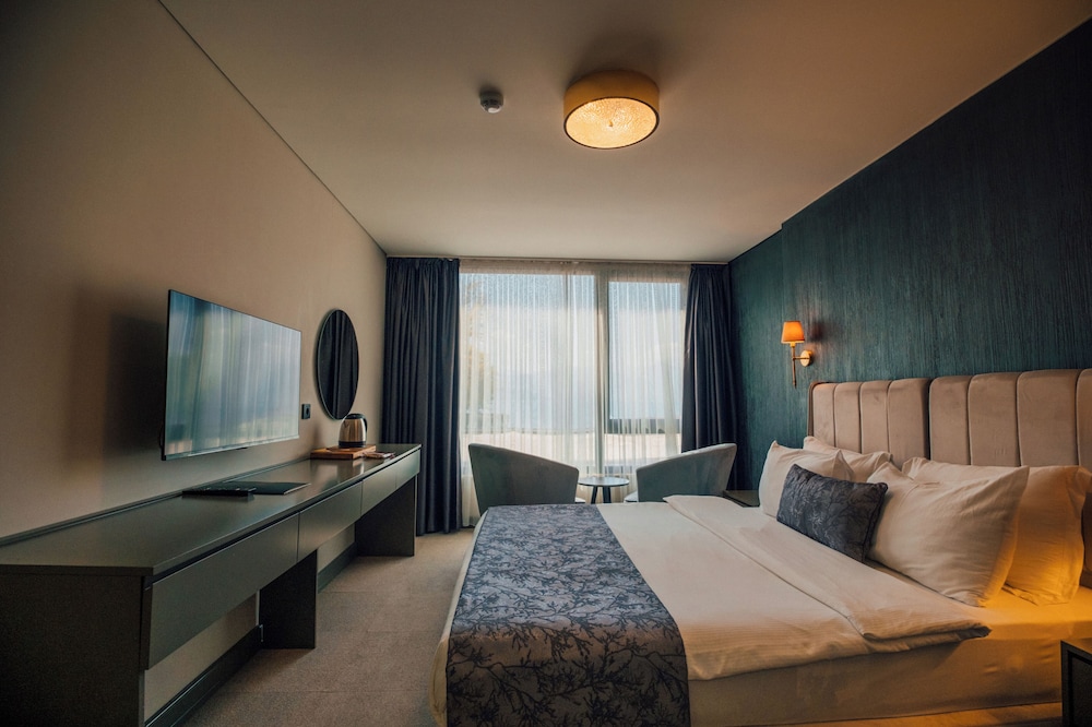 Classic, Queen Bed, Lake View