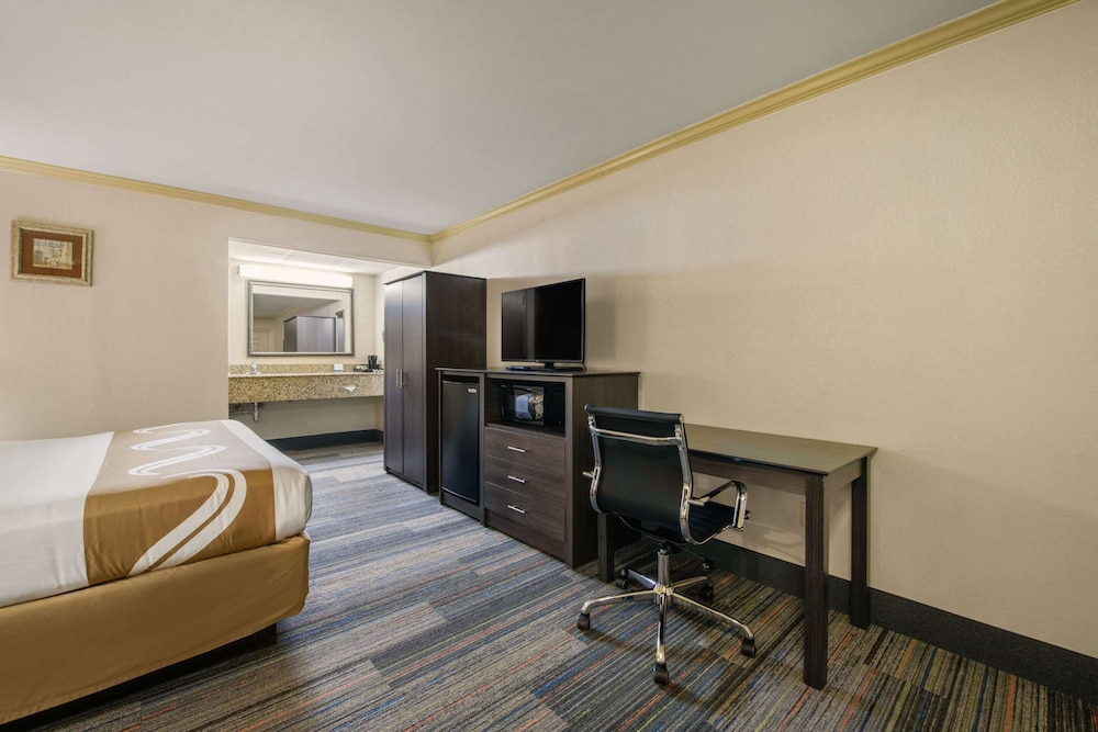 HIBISCUS Inn & Suites 40/43