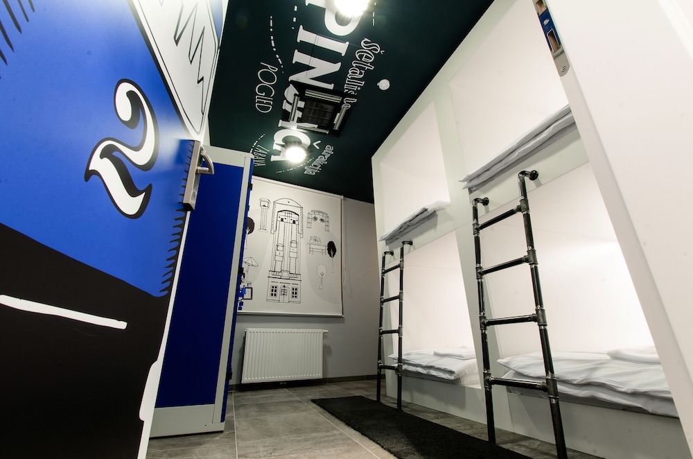 Main Square Hostel 6/40