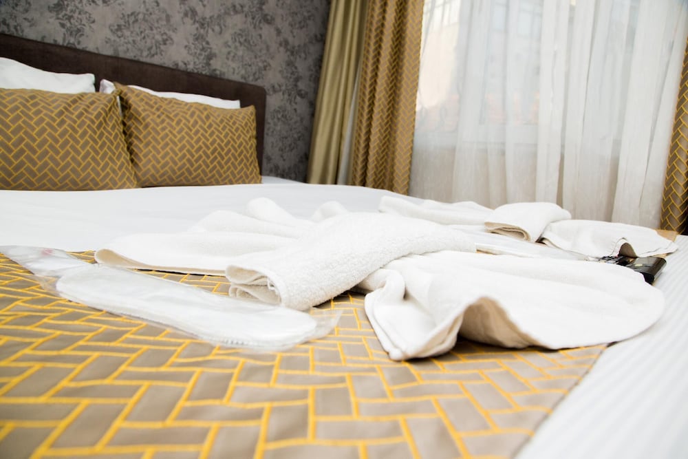 Honey Hotel 16/39