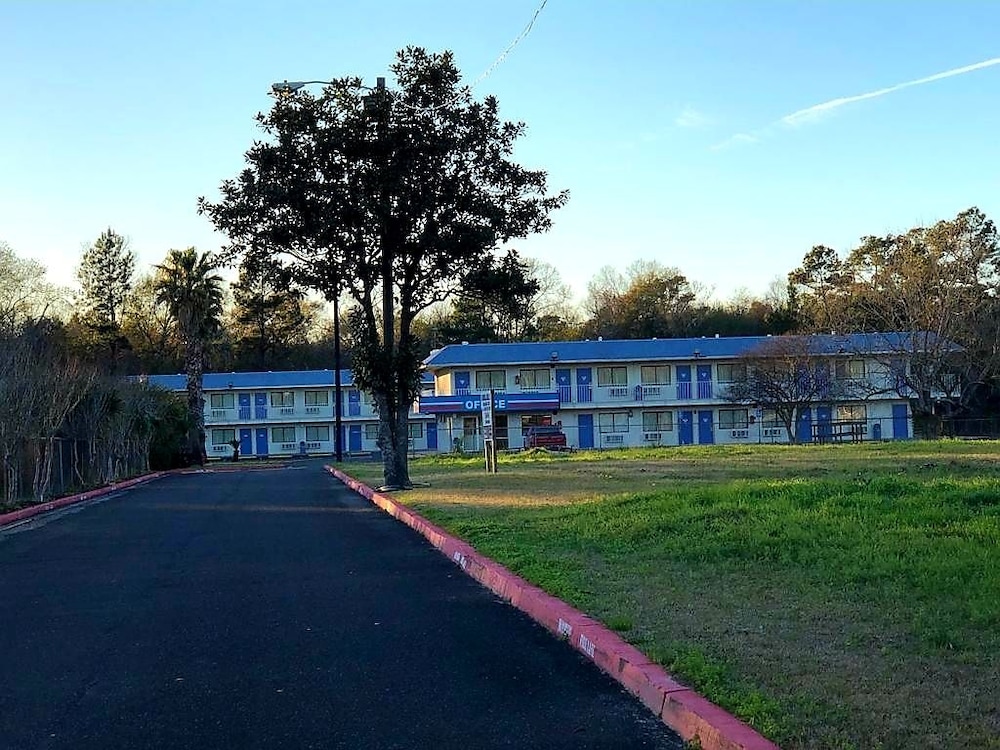 HomeTowne Studios Orange, TX 26/32