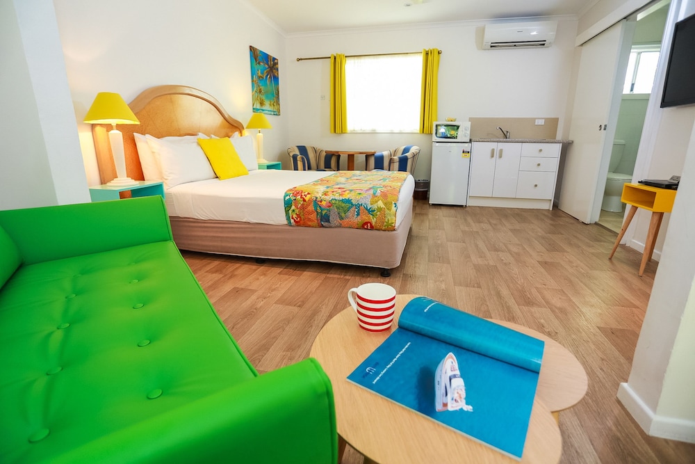 PORT DOUGLAS MOTEL 48/73