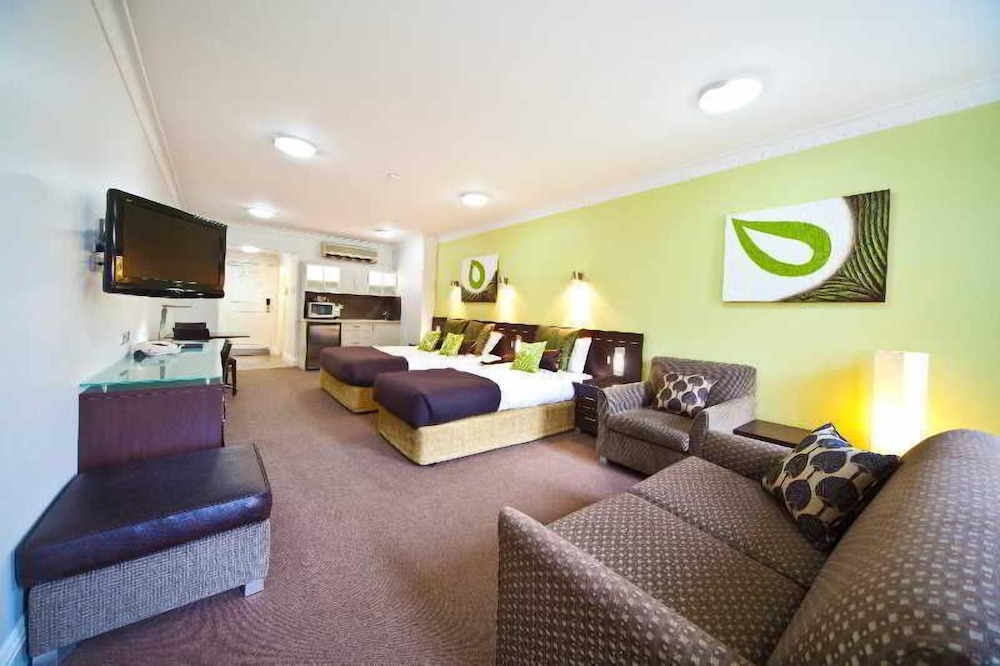 HYDE PARK INN 22/50