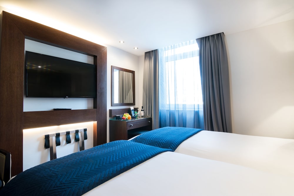 CLUB, TWIN BEDS