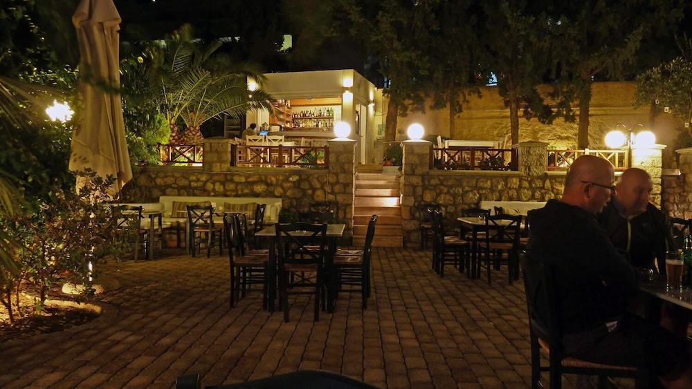Oasis Hotel 14/25