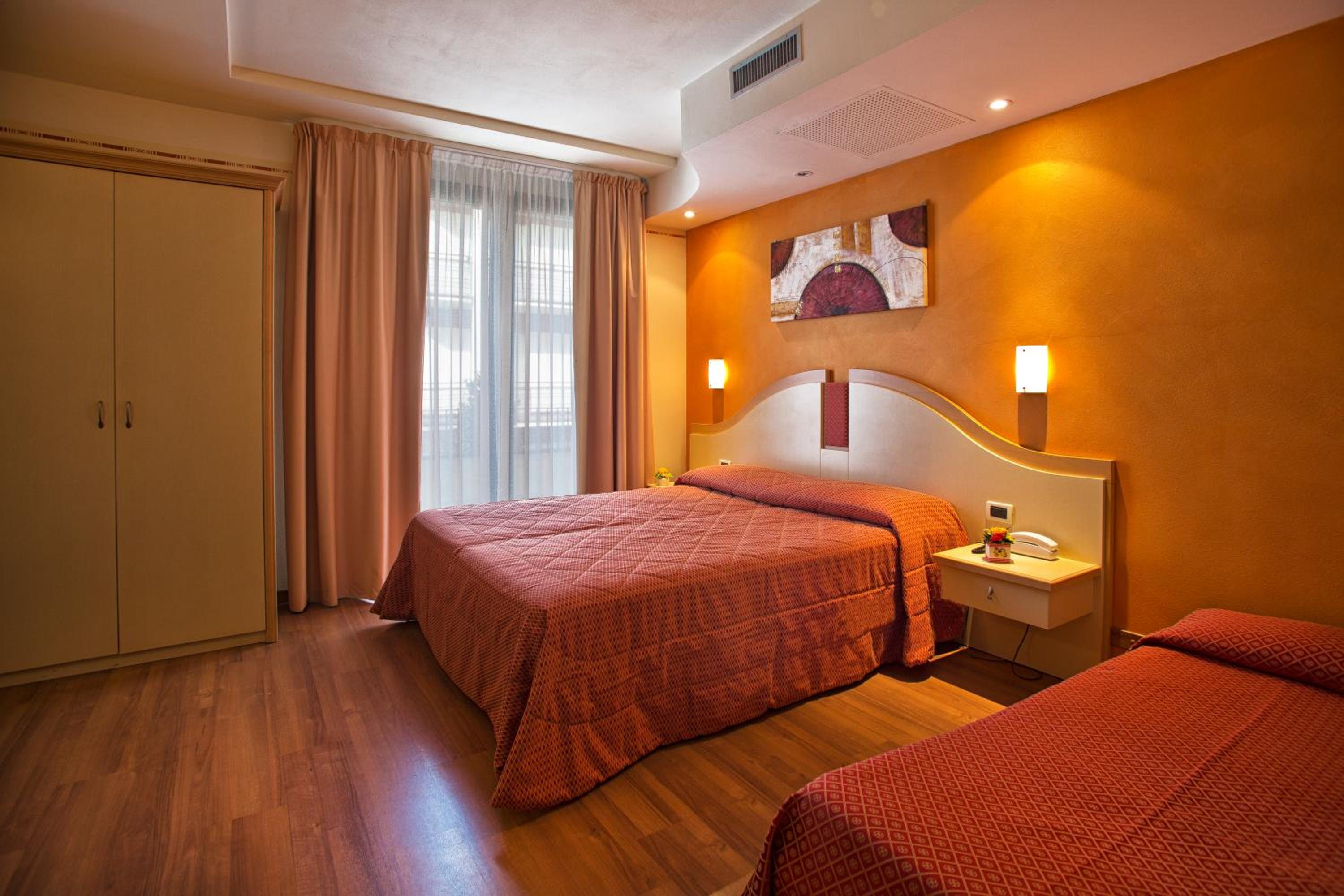 غرفة ثلاثية بإطلالة على البحيرة، Hotel La Rondine 2/3