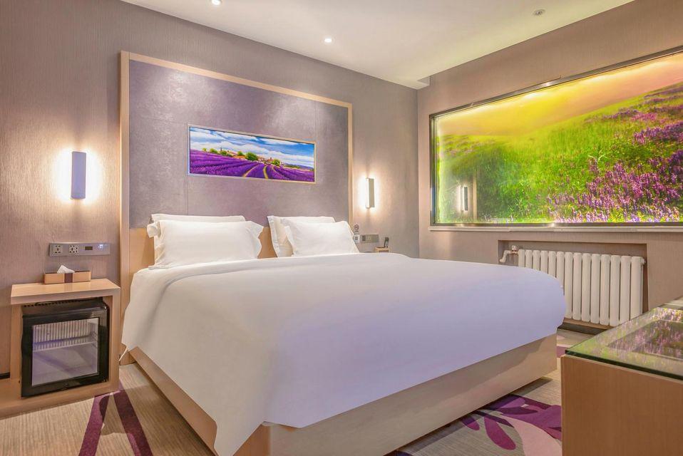 Elegant, Queen Bed, No Window