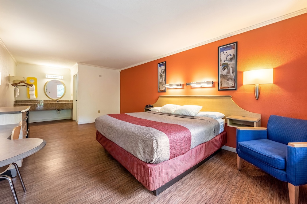 Motel6 Gatlinburg, TN - Smoky Mountains 13/40
