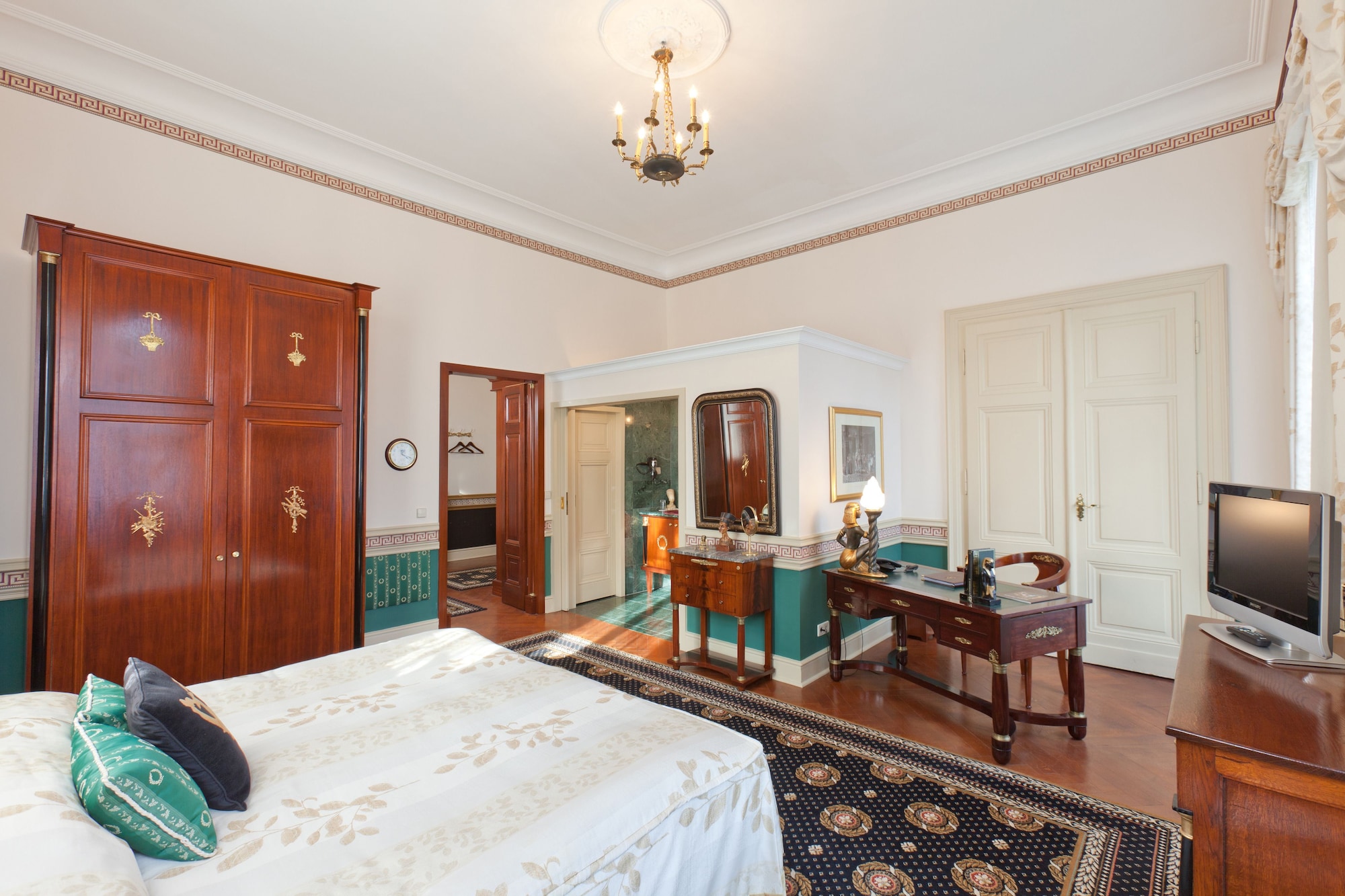 Suite, King Bed, Jetted Tub
