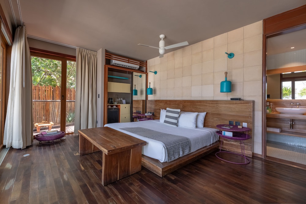 Room, King Bed, Jungle View