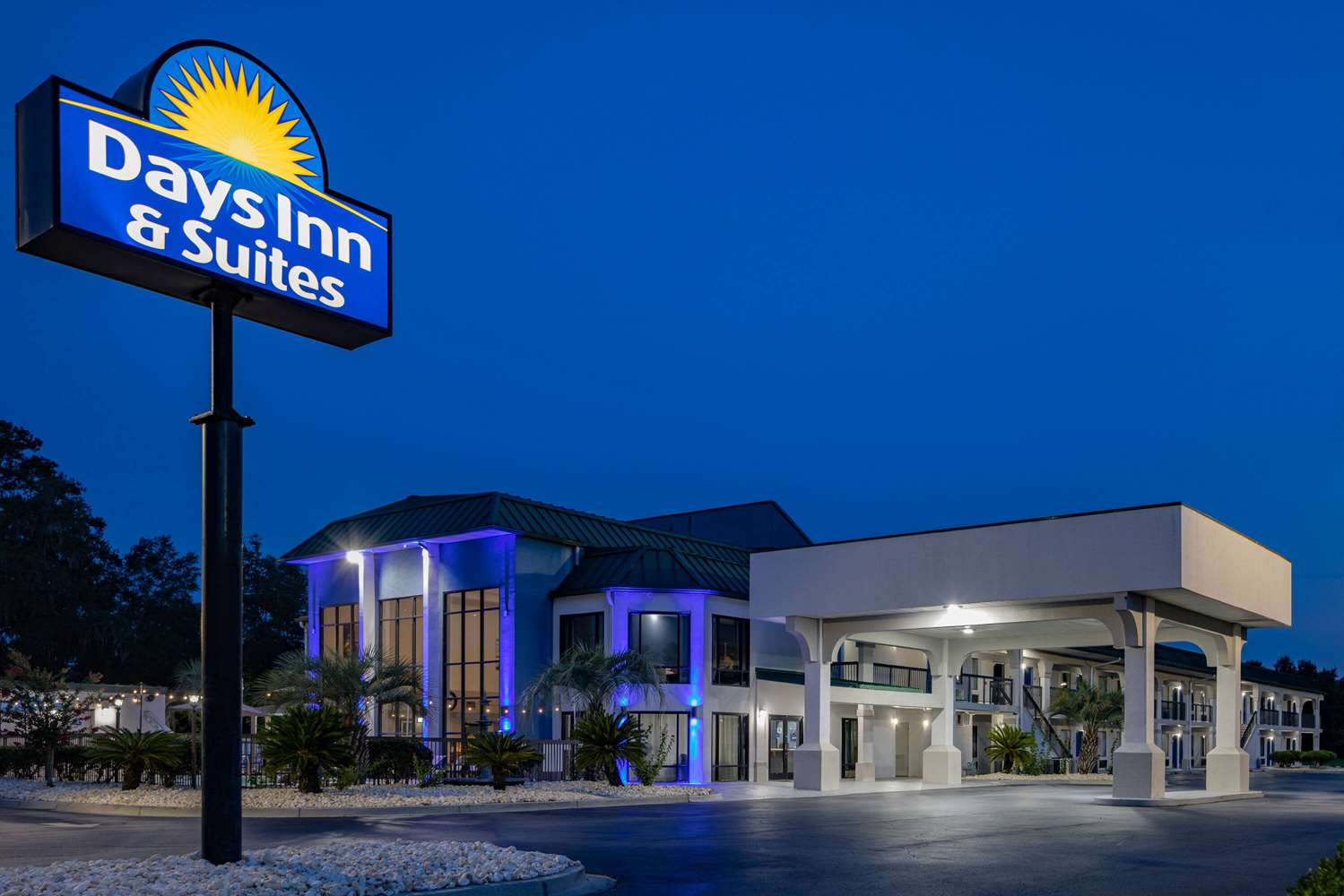 Days Inn & Suites by Wyndham Savannah Midtown 2/56