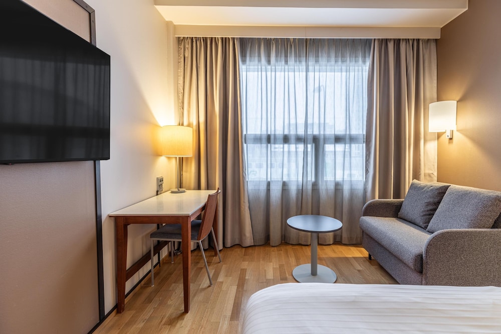 غرفة عائلية بسريرين منفصلين مع أريكة، Holiday Inn Tampere Central Station 2/3