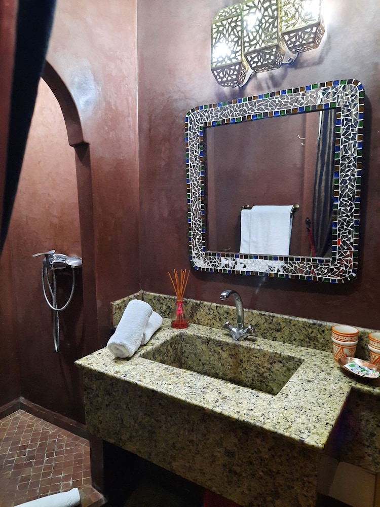 LUXURY, SUITE