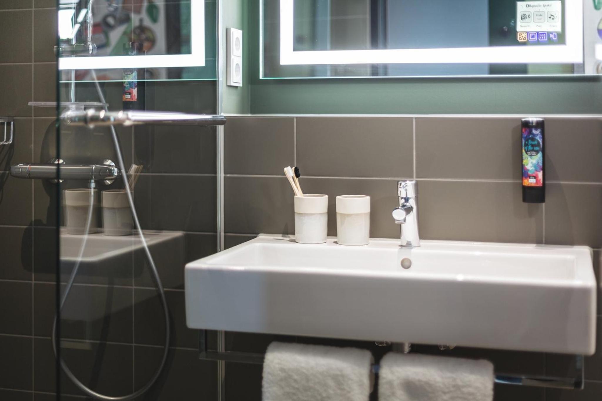 غرفة قياسية بسرير كينج وسرير كوين، Holiday Inn - the niu, Dwarf Berlin Schoneberg 10/10