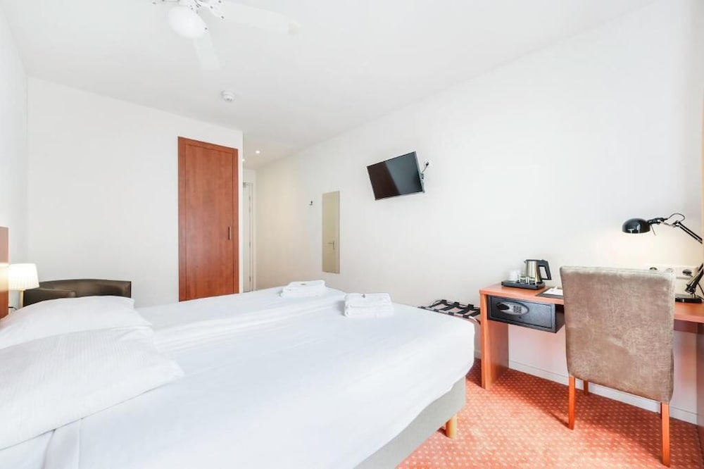Ambassador City Centre Hotel 19/76