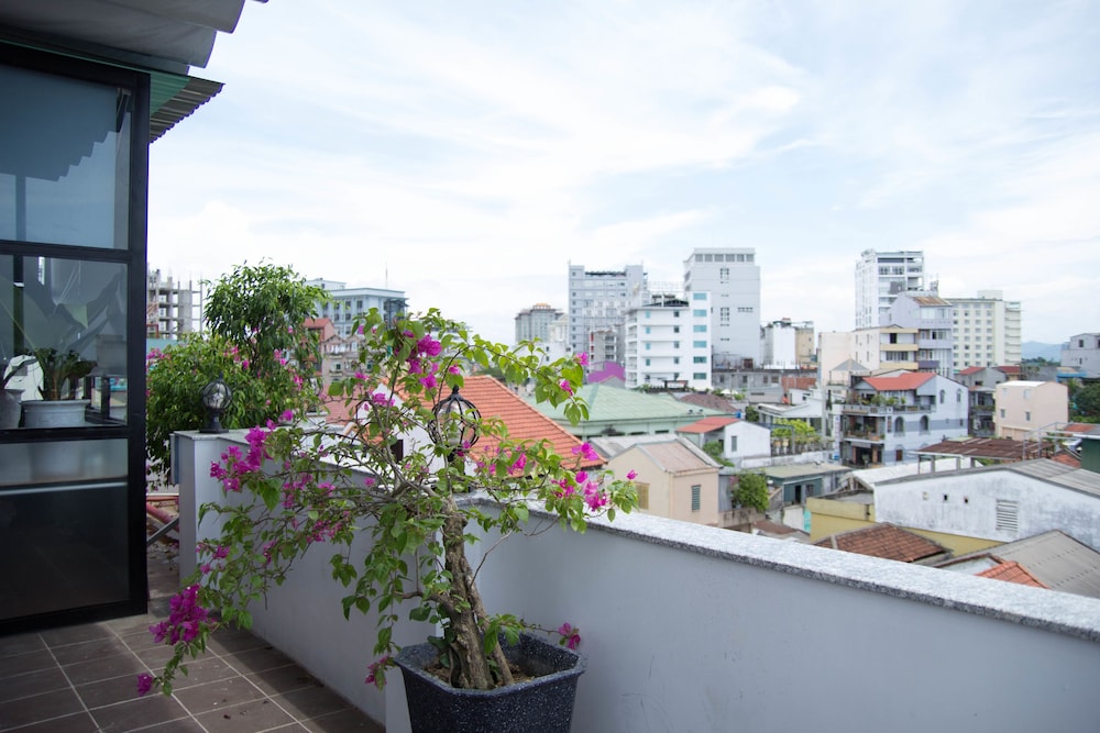 Poetic Hue Hotel 8/50