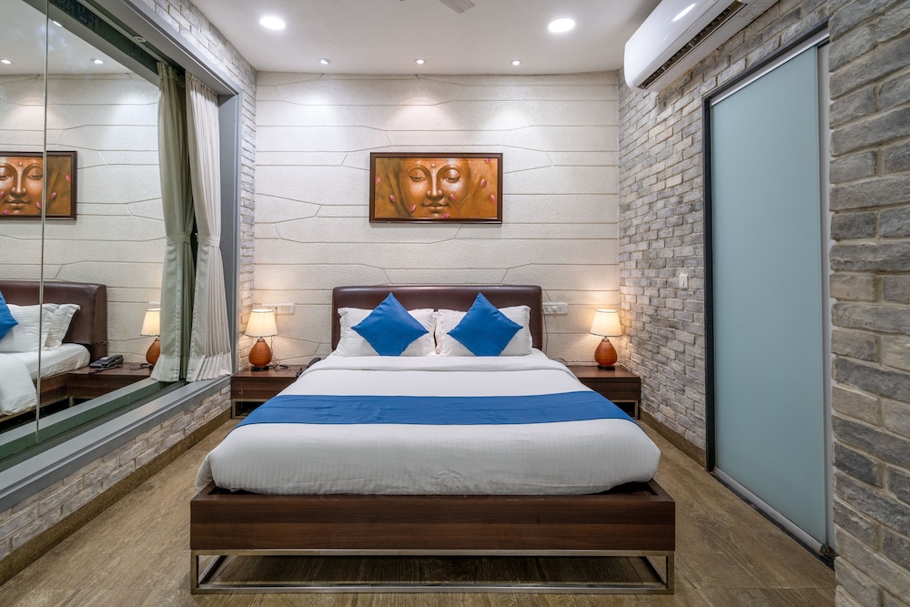 DELUXE, KING BED