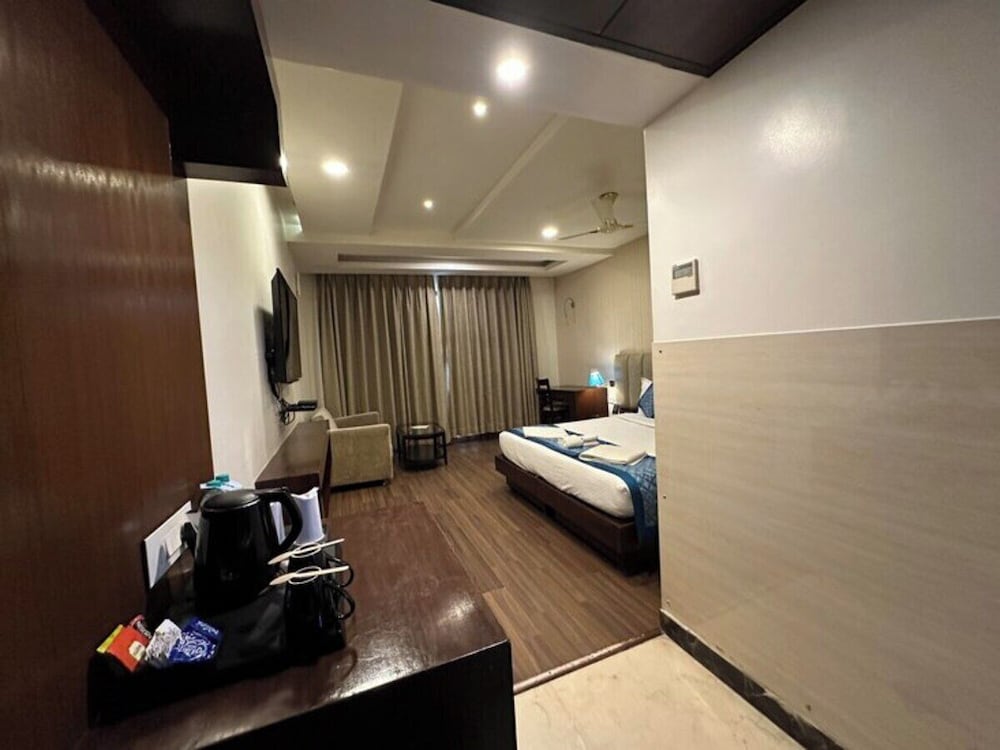 OYO Premium JHV Mall Cantonment 23/30