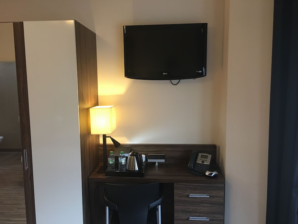 Simply Rooms & Suites 32/40