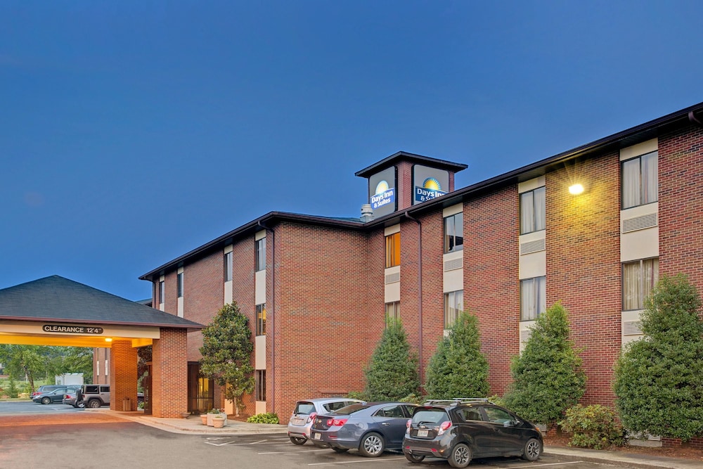 Days Inn & Suites by Wyndham Hickory 2/25